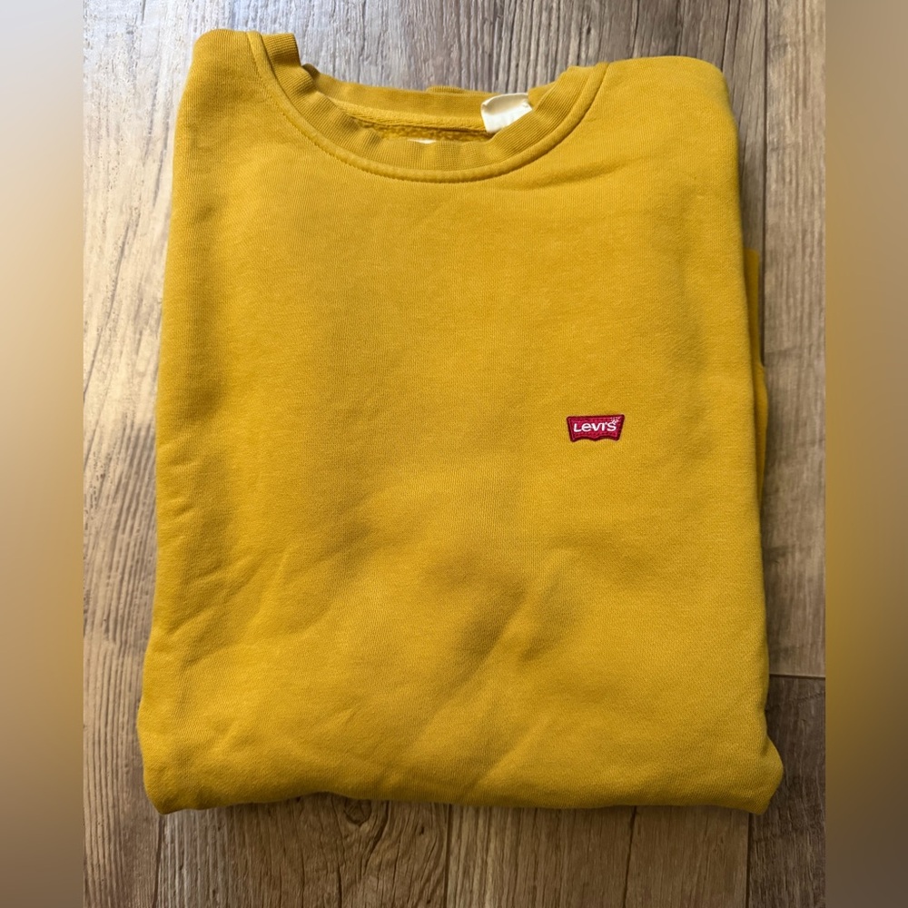 Levi's Men's Yellow Crewneck Sweater. Size Medium